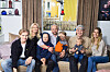 Karin von Wachenfeldt med sin stora familj. Från vänster: sonen Adrian, Karin, sonen Isedor, maken Fredrik, yngste sonen Liélo, äldste sonen William, sonsonen Malwe och Williams flickvän Vilma Joons.