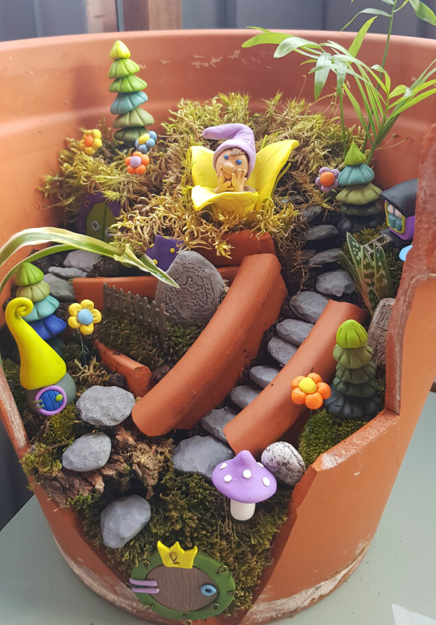 Den här ”fairy garden” var Madeleine Mac Donalds sommarprojekt ifjol. I år planerar hon att göra den större och dessutom skapa två nya miniatyrvärldar. Den här ”fairy garden” var Madeleine Mac Donalds sommarprojekt ifjol. I år planerar hon att göra den större och dessutom skapa två nya miniatyrvärldar.