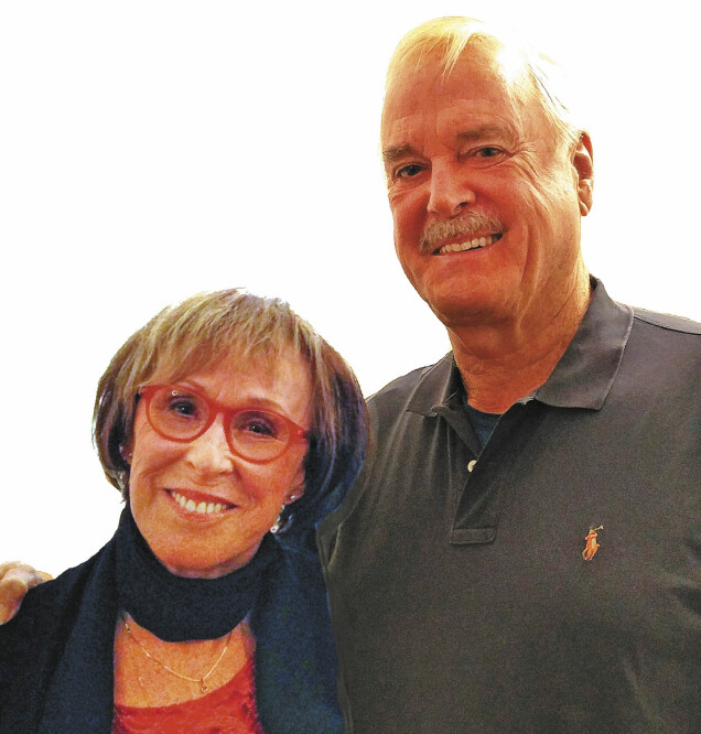 Det är John Cleese som skrivit manuset till Fredriksdalsteaterns uppsättning av Pang i bygget, där Eva Rydberg spelar Sybil Fawlty. Det är John Cleese som skrivit manuset till Fredriksdalsteaterns uppsättning av Pang i bygget, där Eva Rydberg spelar Sybil Fawlty.