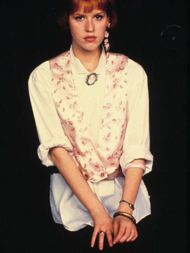 Molly Ringwald i en trendig väst. Molly Ringwald i en trendig väst.