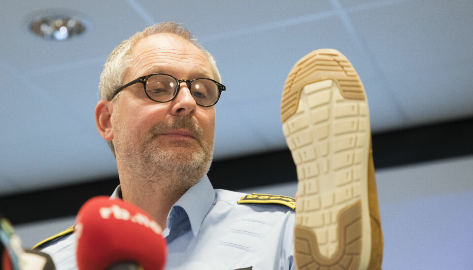 Ett främmande skoavtryck, storlek 45, är ett av spåren som teknikerna säkrat i familjens Hagens hem.m Ett främmande skoavtryck, storlek 45, är ett av spåren som teknikerna säkrat i familjens Hagens hem.m