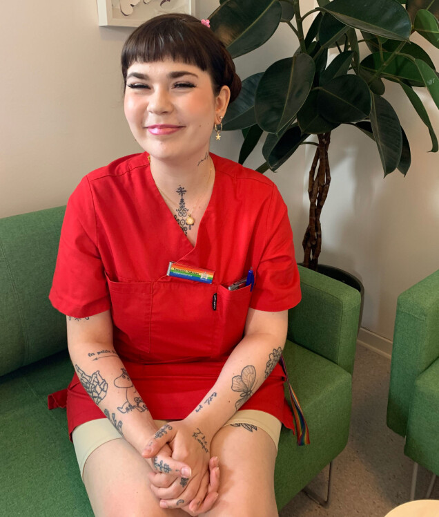 Yasemin Yakisan trivs med sitt jobb som undersköterska och hbtq-ambassadör. Yasemin Yakisan trivs med sitt jobb som undersköterska och hbtq-ambassadör.