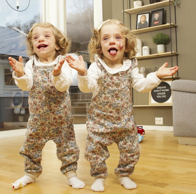 Kaja och Thea är lika nyfikna, kontaktsökande och glada som de flesta barn. Kaja och Thea är lika nyfikna, kontaktsökande och glada som de flesta barn.