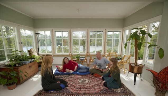 Medlemmarna i kollektivet i Floda delar intresset för yoga och meditation. PÅ golvet i vardagsrummet finns en stor yogamatta. Medlemmarna i kollektivet i Floda delar intresset för yoga och meditation. PÅ golvet i vardagsrummet finns en stor yogamatta.
