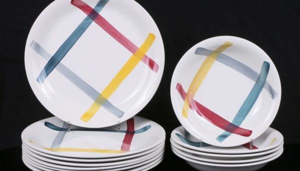 Jazziga dekoren Tablett (1956-58) på Wilhelm Kåges välkända servis. Jazziga dekoren Tablett (1956-58) på Wilhelm Kåges välkända servis.