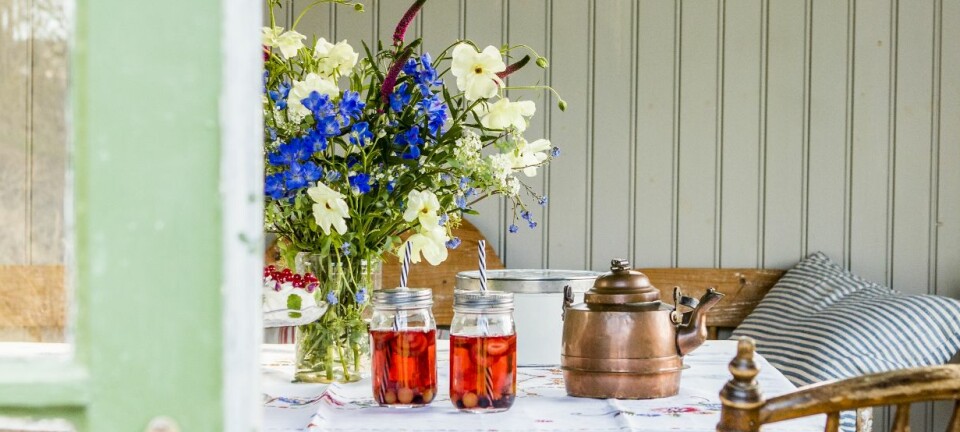 Duka fint med loppisfynd – från frukostbrickan till kvällsdrinken