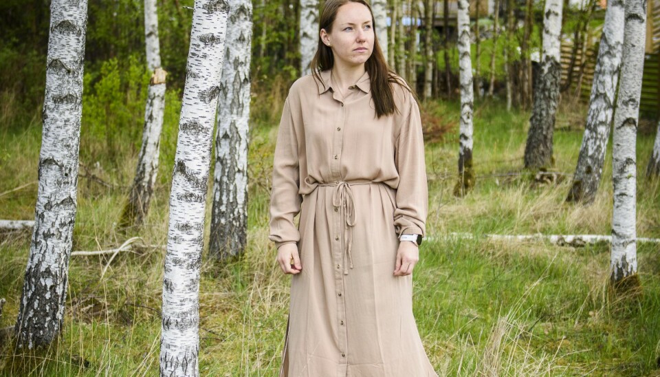 Marica bär sin smärta inombords. Marica bär sin smärta inombords.