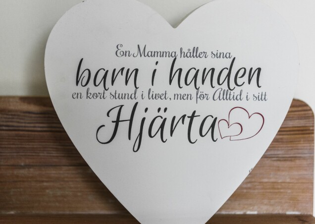 Ett hjärta som Marica har på minnesplatsen för sin mamma. Ett hjärta som Marica har på minnesplatsen för sin mamma.