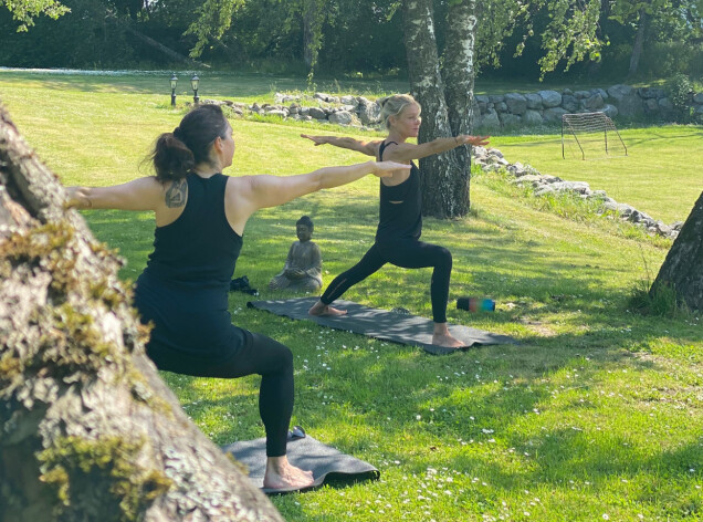 Yogan och umgänget med hästarna har många gemensamma nämnare, menar Sanna. Yogan och umgänget med hästarna har många gemensamma nämnare, menar Sanna.