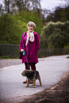 Agnes Wold på promenad med hunden Gösta. Som liten hade hon inget husdjur.