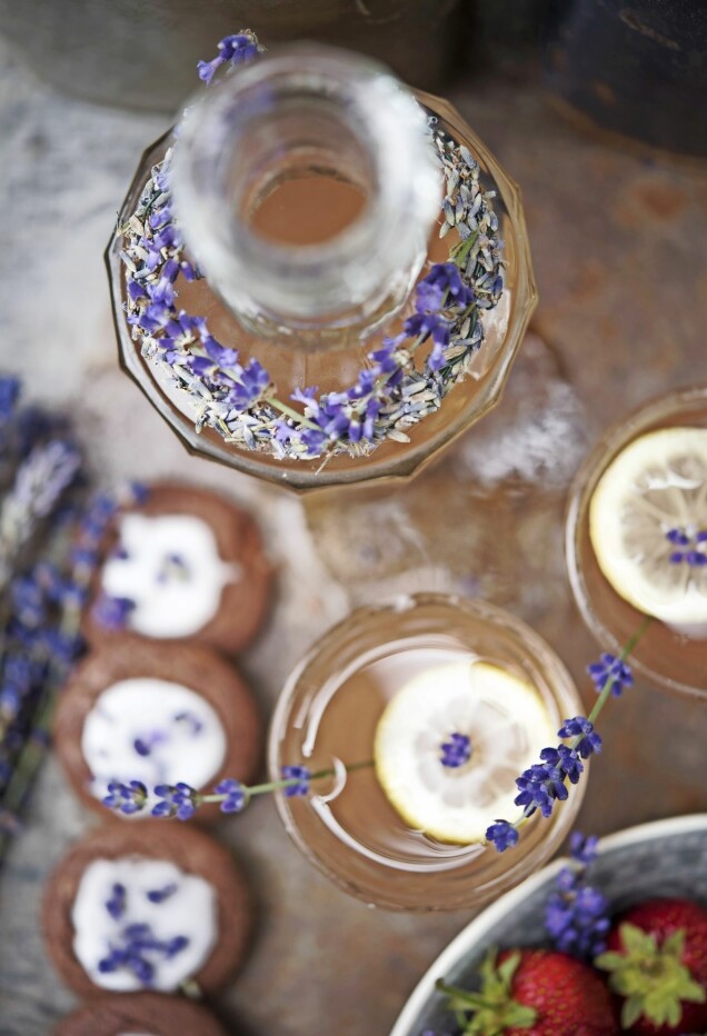 Läskande citronsaft där lavendel ger en smaktwist. Läskande citronsaft där lavendel ger en smaktwist.