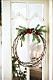 En julkrans hänger på en dörr inomhus