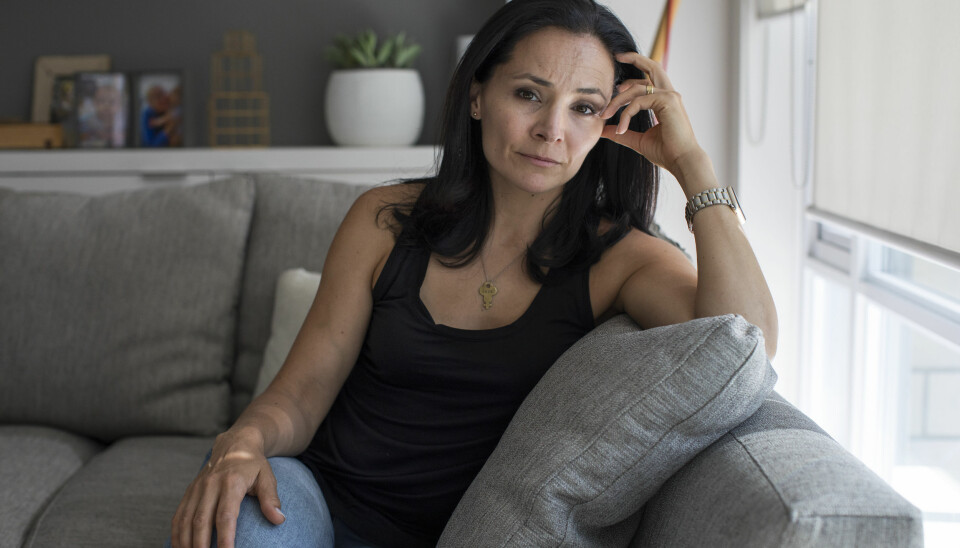 Sarah Edmondson trodde hon skulle få en tatuering. Istället blev hon brännmärkt i en plågsam rit. Sarah Edmondson trodde hon skulle få en tatuering. Istället blev hon brännmärkt i en plågsam rit.