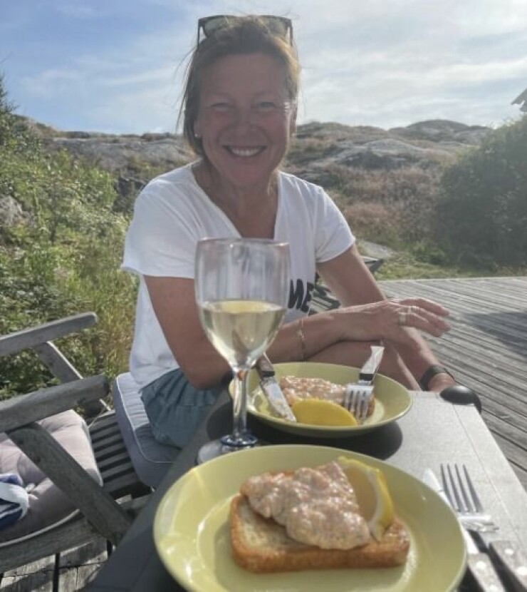 Skaldjurstoast och ett glas svalt, vitt vin – visst förstår man att paret njuter av sommaren på västkusten! Skaldjurstoast och ett glas svalt, vitt vin – visst förstår man att paret njuter av sommaren på västkusten!