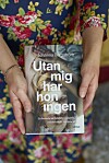 Johanna har skrivit boken Utan dig har hon ingen om sin annorlunda och svåra uppväxt.