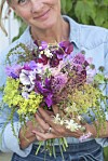 En maffig bukett med blommor från trädgården och ängarna. Luktärten ger en stadig bas i vilken bukett som helst. Här har den fått sällskap av jättedaggkåpans gula, skira blomställningar, mangolds fröställningar (en planta som gått i blom förra året är mycket dekorativ med sina långa spiror), skogsklematis och klöver.