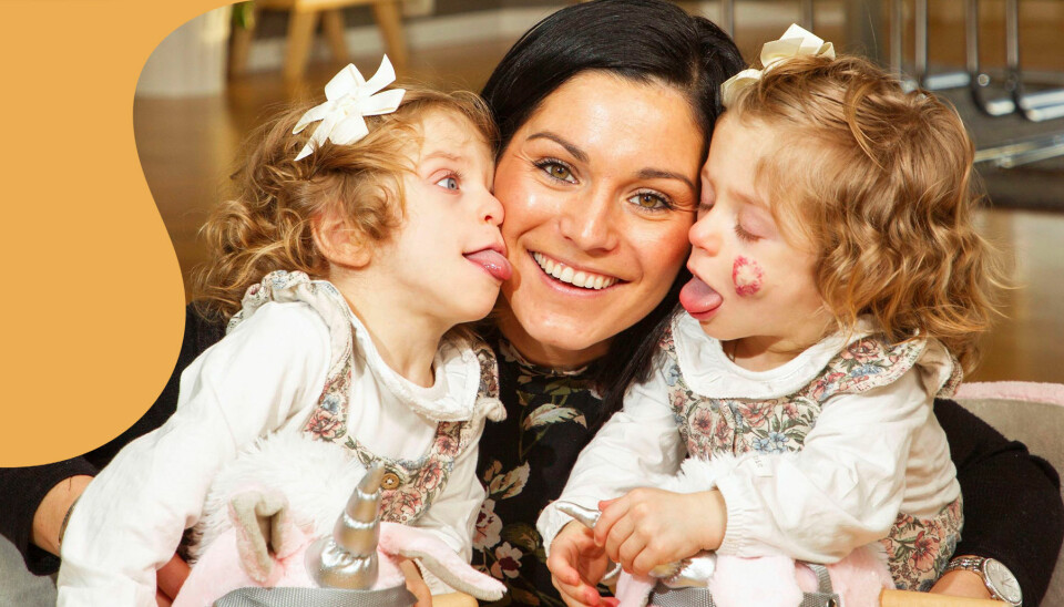 Kaja och Thea älskar att mysa med mamma Henriette. Kaja och Thea älskar att mysa med mamma Henriette.