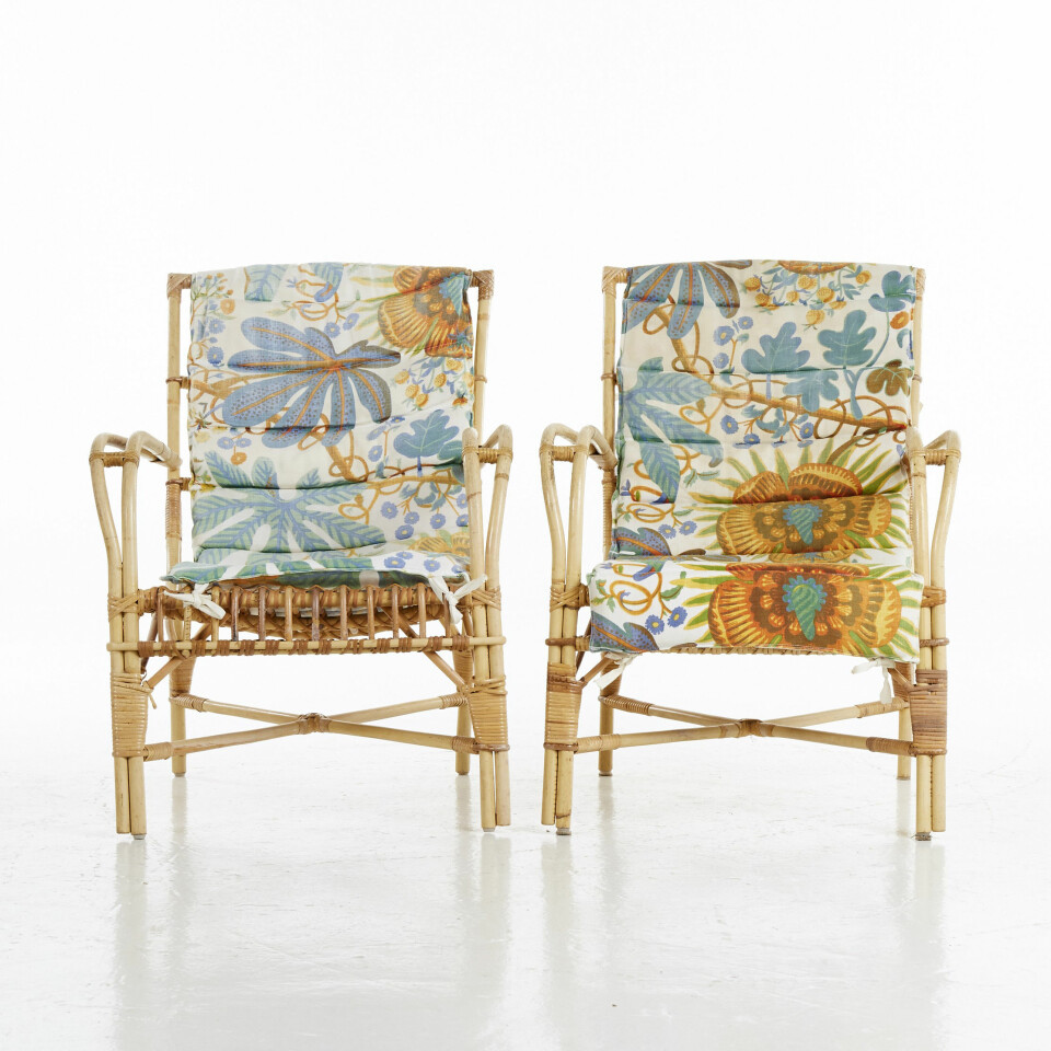 Hos Stockholms Auktionsverk klubbades två fåtöljer med dynor av Josef Frank-tyg för 4200 kronor 2018. Hos Stockholms Auktionsverk klubbades två fåtöljer med dynor av Josef Frank-tyg för 4200 kronor 2018.
