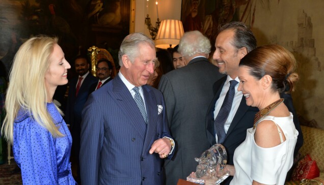 Ragnhild Jacobsson och maken Lars hemma hos Prins Charles för att överlämna stiftelsens hedersutmärkelse till Mark Shand, Camilla Parker Bowles bror. Ragnhild Jacobsson och maken Lars hemma hos Prins Charles för att överlämna stiftelsens hedersutmärkelse till Mark Shand, Camilla Parker Bowles bror.