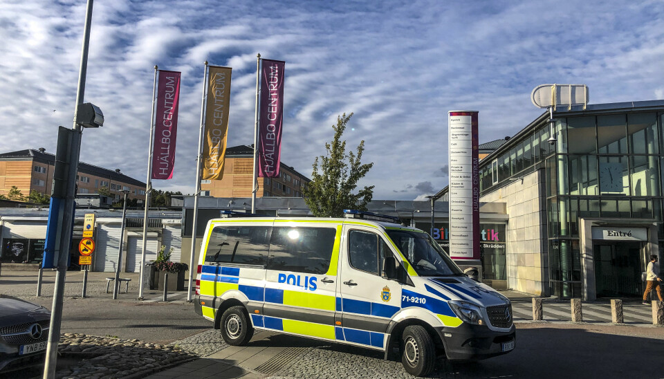 Polis i Hjällbo centrum efter att kriminella upprättat egna vägspärrar sommaren 2020. Polis i Hjällbo centrum efter att kriminella upprättat egna vägspärrar sommaren 2020.