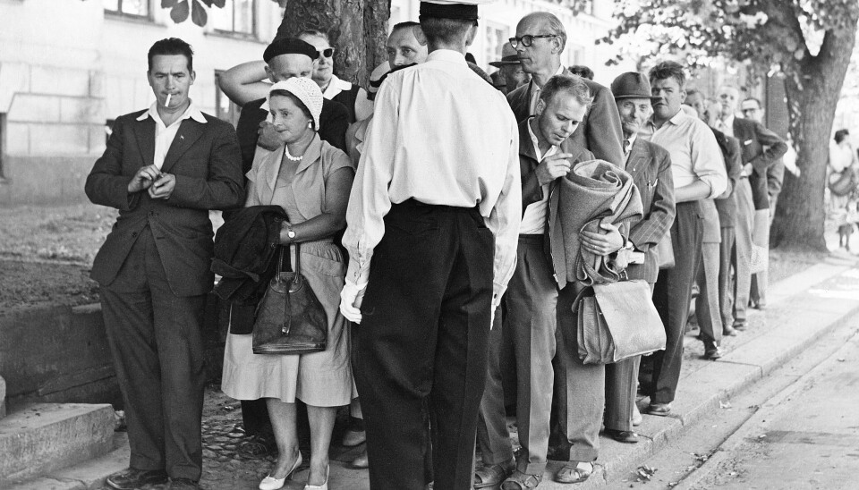Makabert folknöje. Köerna ringlade långa till rättegångarna. Makabert folknöje. Köerna ringlade långa till rättegångarna.