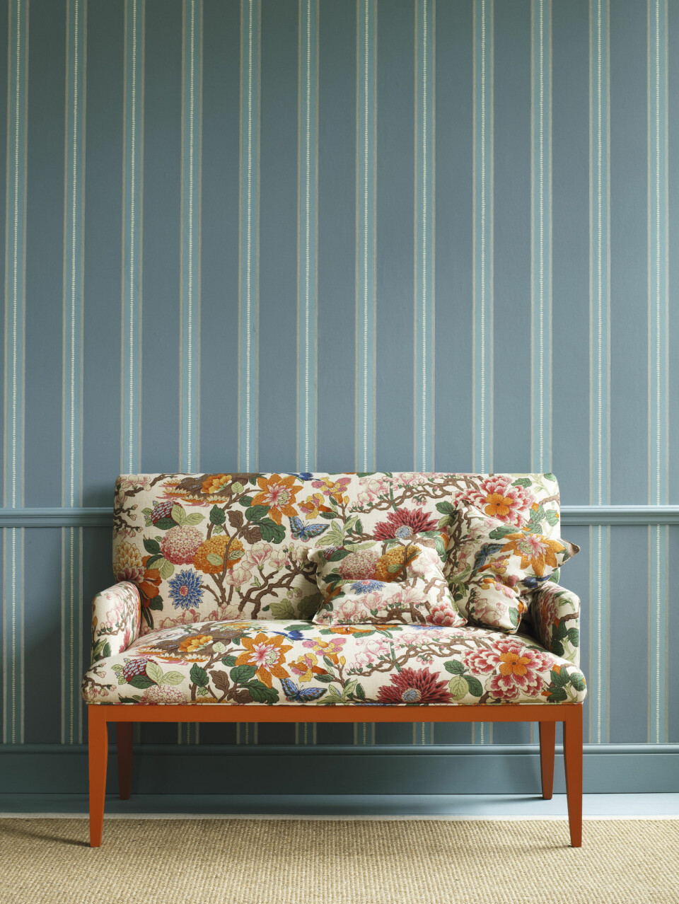 En soffa klädd med favoriten Magnolia, ett tyg som finns att köpa på Engelska Tapetmagasinet. En soffa klädd med favoriten Magnolia, ett tyg som finns att köpa på Engelska Tapetmagasinet.