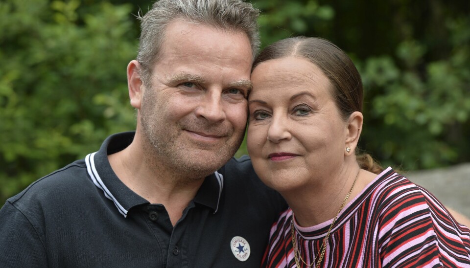 Maken Henrik stöttar hustrun Eva som blev svårt sjuk i sepsis. Maken Henrik stöttar hustrun Eva som blev svårt sjuk i sepsis.