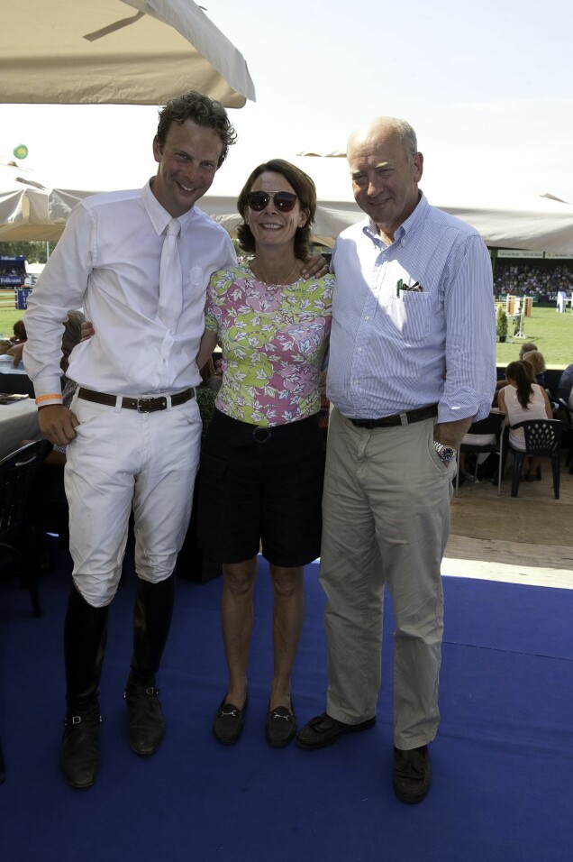 Eva-Lena Jerneld med sonen Erik till vänster och maken Peter till höger, på Falsterbo horse show 2010. Eva-Lena Jerneld med sonen Erik till vänster och maken Peter till höger, på Falsterbo horse show 2010.