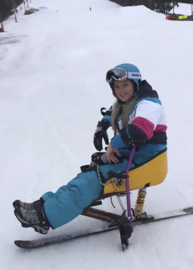 Utförsåkning går att ägna sig åt på en sitski. Elina provar. Utförsåkning går att ägna sig åt på en sitski. Elina provar.
