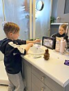 Liam har sällskap när han borstar tänderna.
