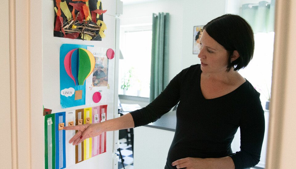 I köket hänger Linus veckoschema, där små bilder visar dagens viktigaste sak som händer, som att gå till skolan, träffa mormor och morfar eller äta popcorn på fredagar. I köket hänger Linus veckoschema, där små bilder visar dagens viktigaste sak som händer, som att gå till skolan, träffa mormor och morfar eller äta popcorn på fredagar.