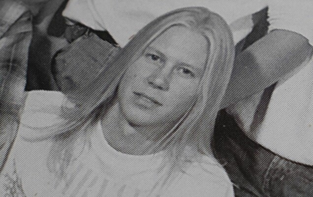 Det var på gymnasiet i Sveg som de träffades i ungdomen. Och så här såg Jon-Erik ut i skolkatalogen det året. Det var på gymnasiet i Sveg som de träffades i ungdomen. Och så här såg Jon-Erik ut i skolkatalogen det året.