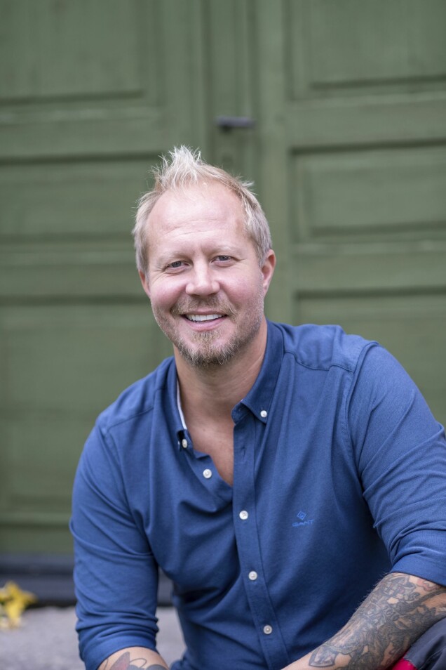 För två år sedan köpte Jon-Erik den gamla släktgården och blev skogsbonde. För två år sedan köpte Jon-Erik den gamla släktgården och blev skogsbonde.
