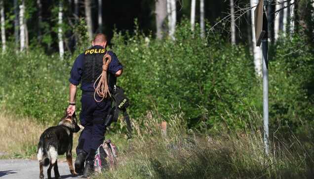 Polis i rymmarens spår efter flykten i Laxå. Polis i rymmarens spår efter flykten i Laxå.