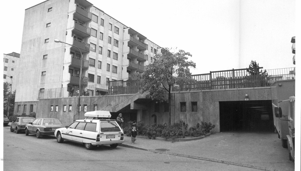 Elisabeth och Stig Bergling lämnade den övervakade lägenheten i Rinkeby utan att bli upptäckta. Elisabeth och Stig Bergling lämnade den övervakade lägenheten i Rinkeby utan att bli upptäckta.