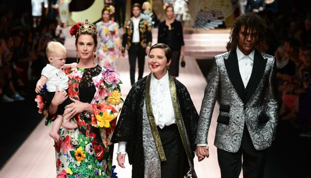 Elettra Rossellini Wiedemann med barn, mamma Isabella Rossellini och Roberto Rossellini går för Dolce & Gabbana under Fashion week Milano 2018. Elettra Rossellini Wiedemann med barn, mamma Isabella Rossellini och Roberto Rossellini går för Dolce & Gabbana under Fashion week Milano 2018.