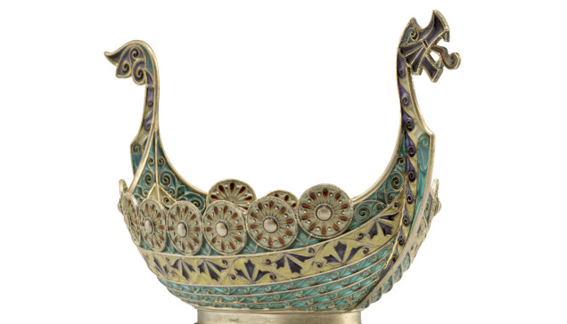 Den storslagna ölgåsen, i form av ett vikingaskepp, i förgyllt sterlingsilver och avancerat emaljarbete är ett fint exempel på de fantastiska corpusarbeten som gjordes i Norge runt år 1900. Den är utförd hos David-Andersen. Värderingen hos Blomqvist låg på 50 000–60 000 norska kronor, men klubban slog först på 72 000 norska kronor 2006. Den storslagna ölgåsen, i form av ett vikingaskepp, i förgyllt sterlingsilver och avancerat emaljarbete är ett fint exempel på de fantastiska corpusarbeten som gjordes i Norge runt år 1900. Den är utförd hos David-Andersen. Värderingen hos Blomqvist låg på 50 000–60 000 norska kronor, men klubban slog först på 72 000 norska kronor 2006.