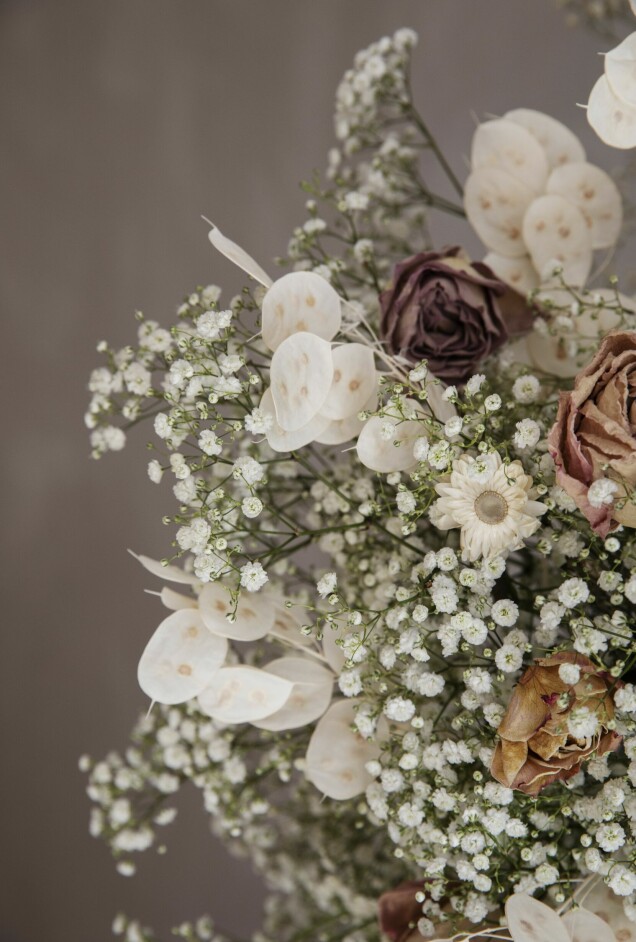 Blanda ut de små vita blommorna med rosor, eterneller och judaspenningar. Självklart går det lika bra att använda vass och annat torkat gräs som du hittar i naturen. Blanda ut de små vita blommorna med rosor, eterneller och judaspenningar. Självklart går det lika bra att använda vass och annat torkat gräs som du hittar i naturen.