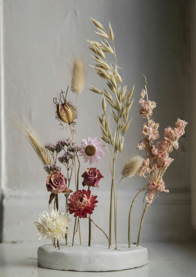 Inred med torkade blommor – så torkar och arrangerar du blommorna