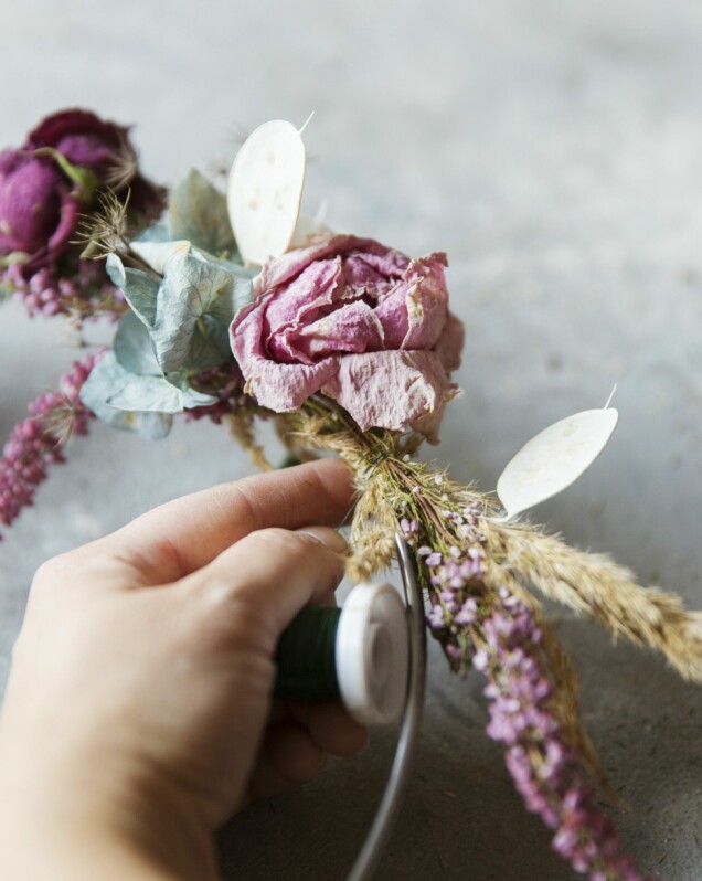 Inred med torkade blommor – så torkar och arrangerar du blommorna