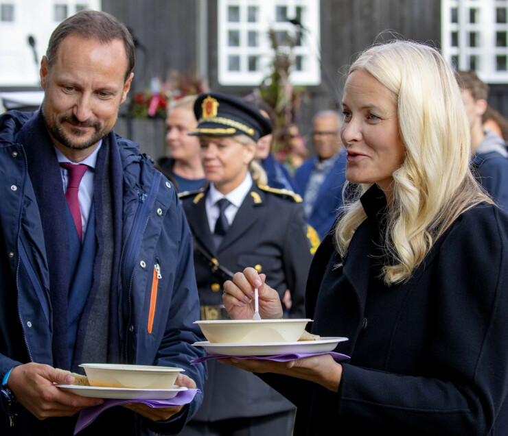 Kunglig spis: Soppa på stående fot. Kunglig spis: Soppa på stående fot.