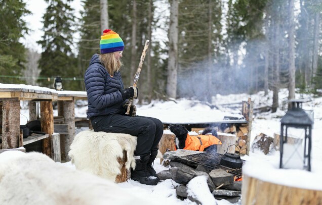 Under året i tipin lagade Susanne gärna mat utomhus vid eldplatsen. Lille Jason vill att matte ska kasta den roliga pinnen. Under året i tipin lagade Susanne gärna mat utomhus vid eldplatsen. Lille Jason vill att matte ska kasta den roliga pinnen.