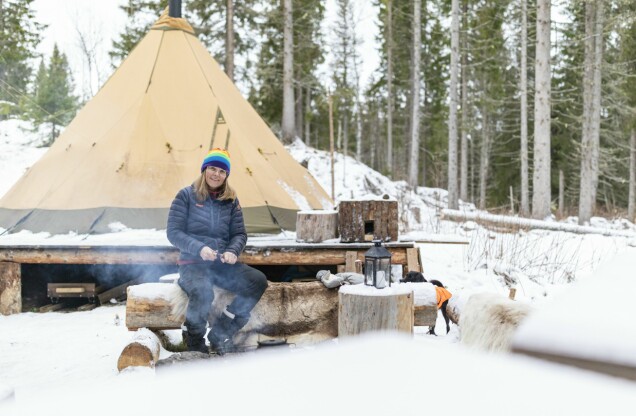 Susannes tipi står på ett trädäck för att skyddas mot väta. Susannes tipi står på ett trädäck för att skyddas mot väta.
