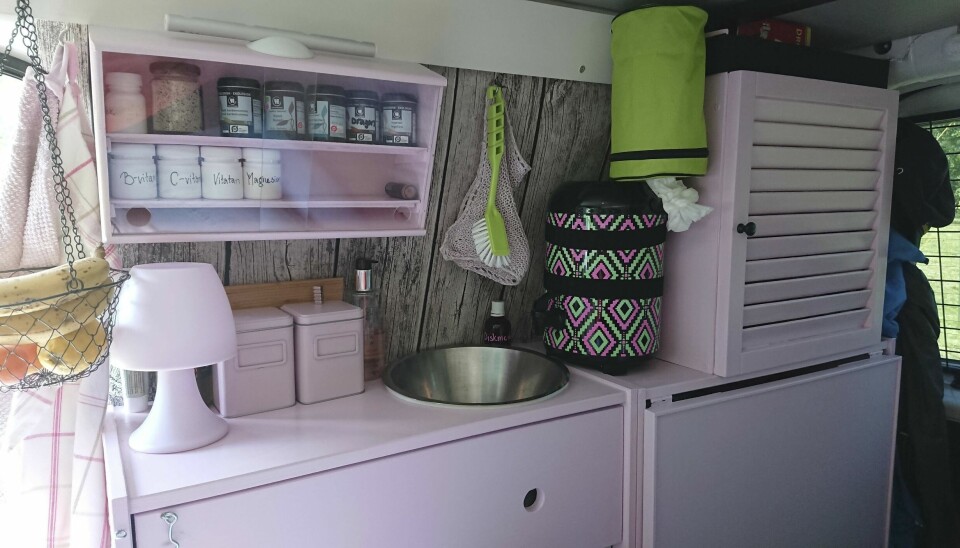 I Annelis ”dollyvan” – en ombyggd campingbil – går det mesta i rosa. I Annelis ”dollyvan” – en ombyggd campingbil – går det mesta i rosa.
