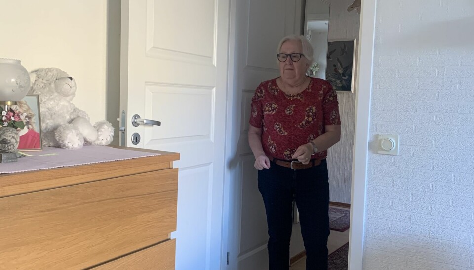 Elsie Persson böjde sig ner precis innan kulorna gick genom fönstret. Elsie Persson böjde sig ner precis innan kulorna gick genom fönstret.