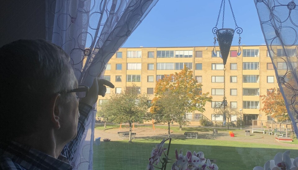 Rune visar övervakningskameran på huset mittemot som kom på plats en vecka efter skottlossningen. Rune visar övervakningskameran på huset mittemot som kom på plats en vecka efter skottlossningen.