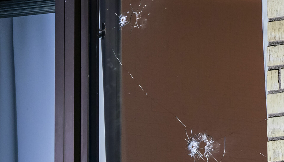 Tre kulor slog genom fönstret. Två slog in i teglet under fönsterblecket. Tre kulor slog genom fönstret. Två slog in i teglet under fönsterblecket.