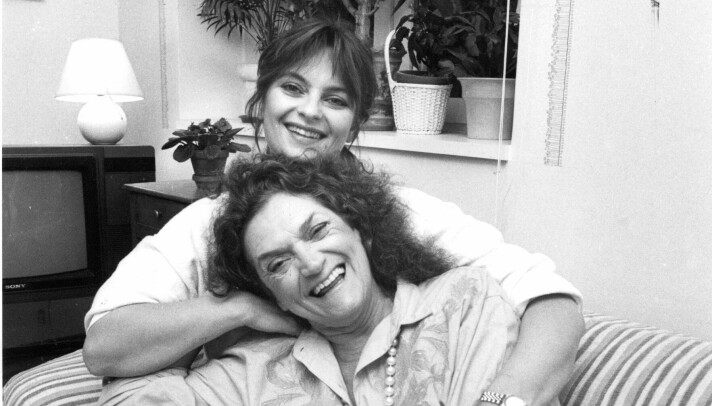 Suzanne tillsammans med mamma Bojan 1986. Suzanne tillsammans med mamma Bojan 1986.