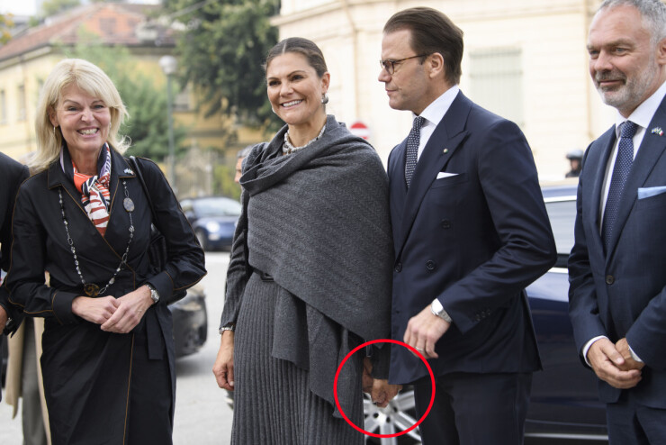 Gruppfoto med utrikeshandelsministern och ambassadören. Och så lite kunglig kärlek där bakom ryggen. Gruppfoto med utrikeshandelsministern och ambassadören. Och så lite kunglig kärlek där bakom ryggen.