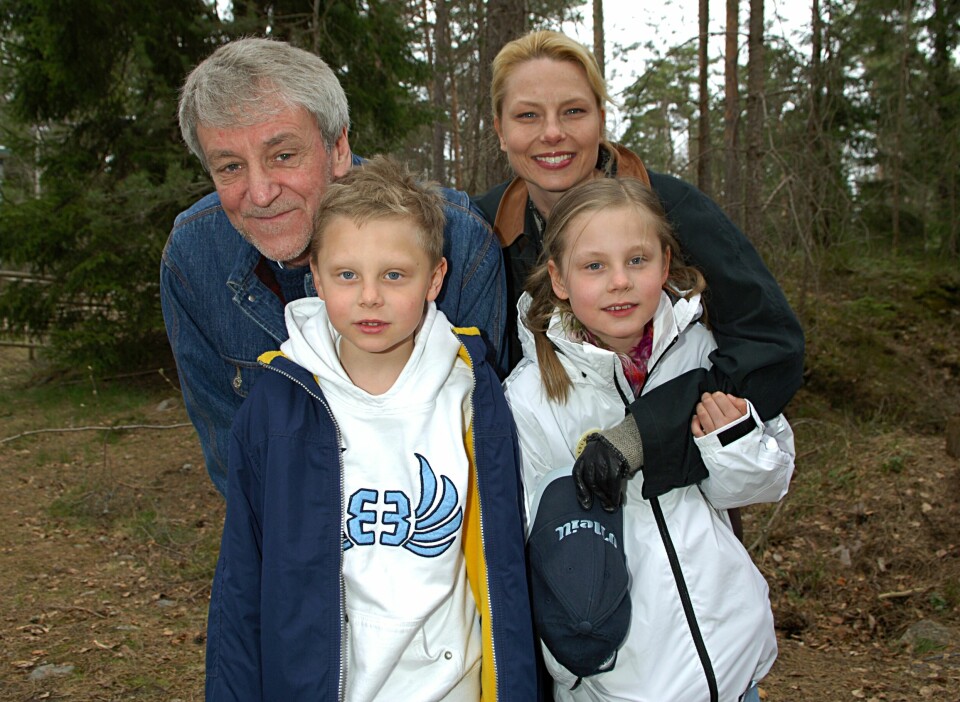 Colin Nutley och Helena Bergström med barnen Tim och Molly år 2005. Colin Nutley och Helena Bergström med barnen Tim och Molly år 2005.